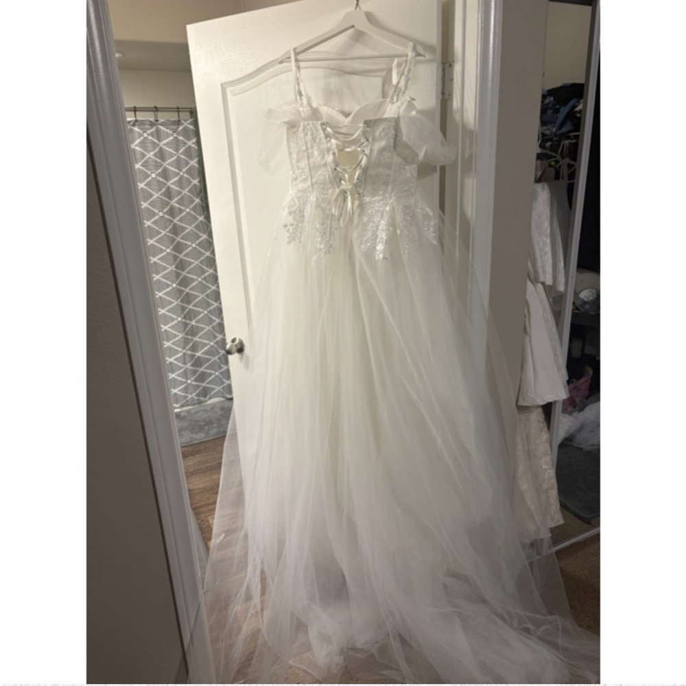 Elegant White Off-Shoulder Gown - Picture 4 of 4